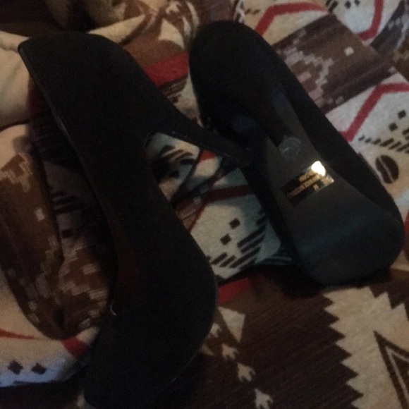 Black Never used Heels! - Picture 2 of 2